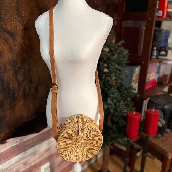 Universal Thread Round Wicker Crossbody Purse - Picture 1 of 9